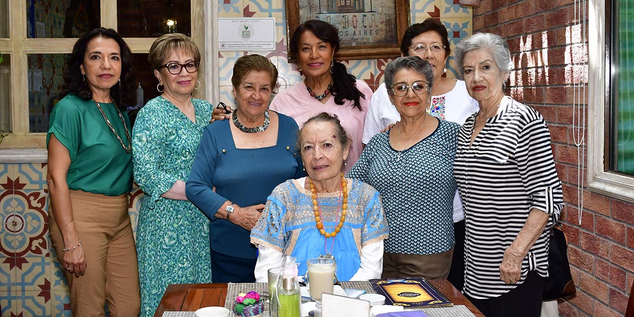 Fotos: Rubén Morales / Las amigas disfrutaron de un delicioso desayuno mientras expresaban sus mejores deseos.