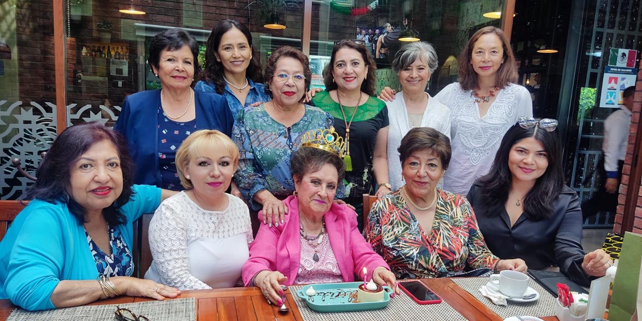 Foto: Rubén Morales / Las presentes entonaron las tradicionales Mañanitas para la cumpleañera.