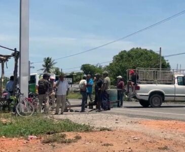 Los manifestantes señalaron que los campos se están secando.