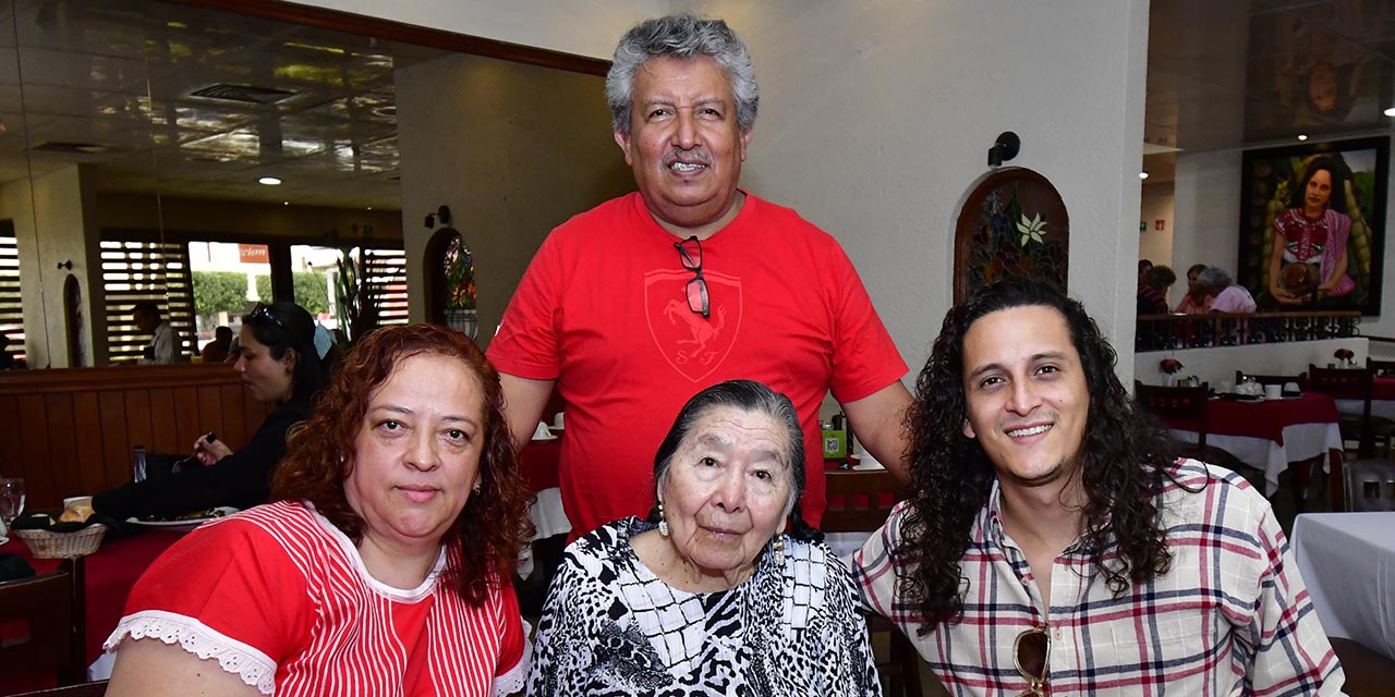 Fotos: Rubén Morales / Los presentes entonaron las tradicionales Mañanitas para doña Evelia López.