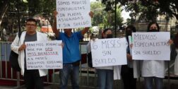 Foto: Luis Alberto Cruz / Médicos especialistas de Oaxaca se manifestaron en el Zócalo de la ciudad el pasado jueves.