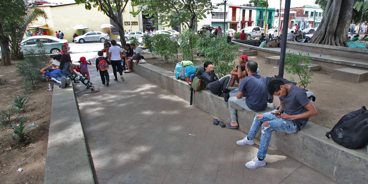 Foto: Adrián Gaytán / Migrantes que permanecen en el jardín Morelos, rechazan la ayuda del INM.