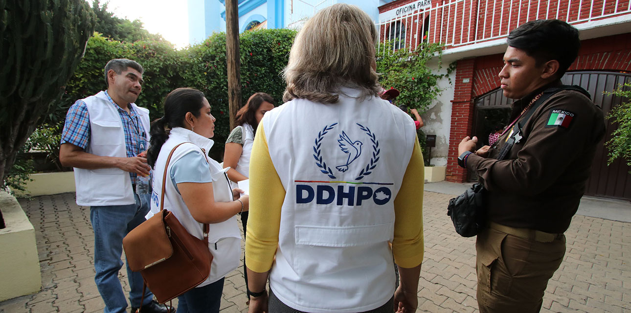 Foto: Adrián Gaytán / Personal de la DDHPO brinda acompañamiento a los migrantes.
