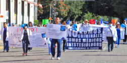 Foto: Adrián Gaytán / Personal de salud en Oaxaca exige frenar la criminalización de las y los médicos, ante el caso del anestesiólogo Gustavo Aguirre Castro en Baja California Sur.