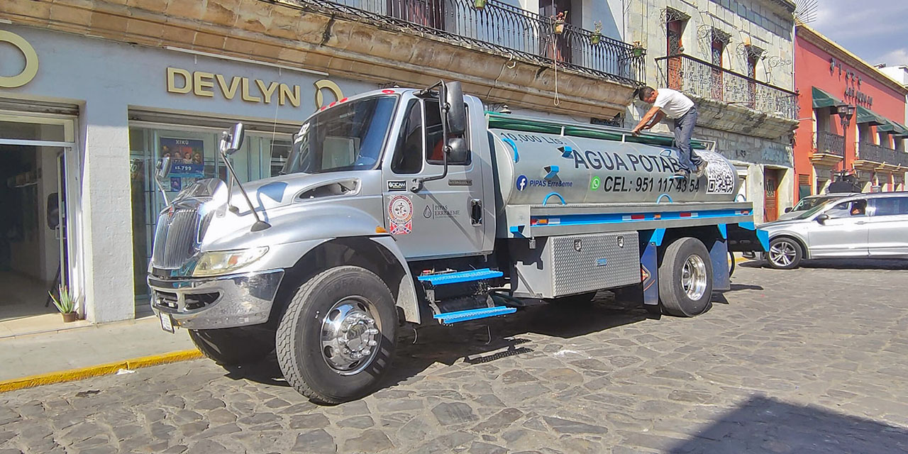 Foto: Adrián Gaytán / Piperos hacen su agosto, ante el desabasto de agua potable en la ciudad.