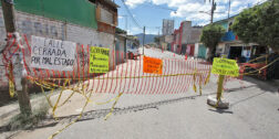Foto: El Imparcial de Oaxaca / Habitantes de la colonia Gómez Sandoval cierran vialidad por baches y falta de obras.
