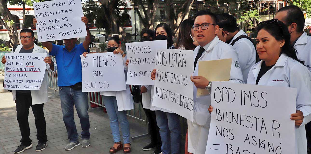 Foto: Luis Alberto Cruz / Protestan médicos especialistas en el Zócalo.