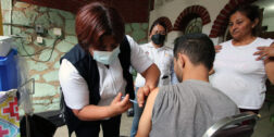 Foto: Adrián Gaytán / Realizan valoración médica y vacunan a los migrantes.
