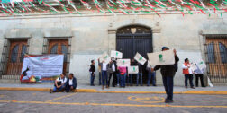 Foto: Adrián Gaytán / Sindicalizados del IEBO cierran los accesos al Palacio de Gobierno.