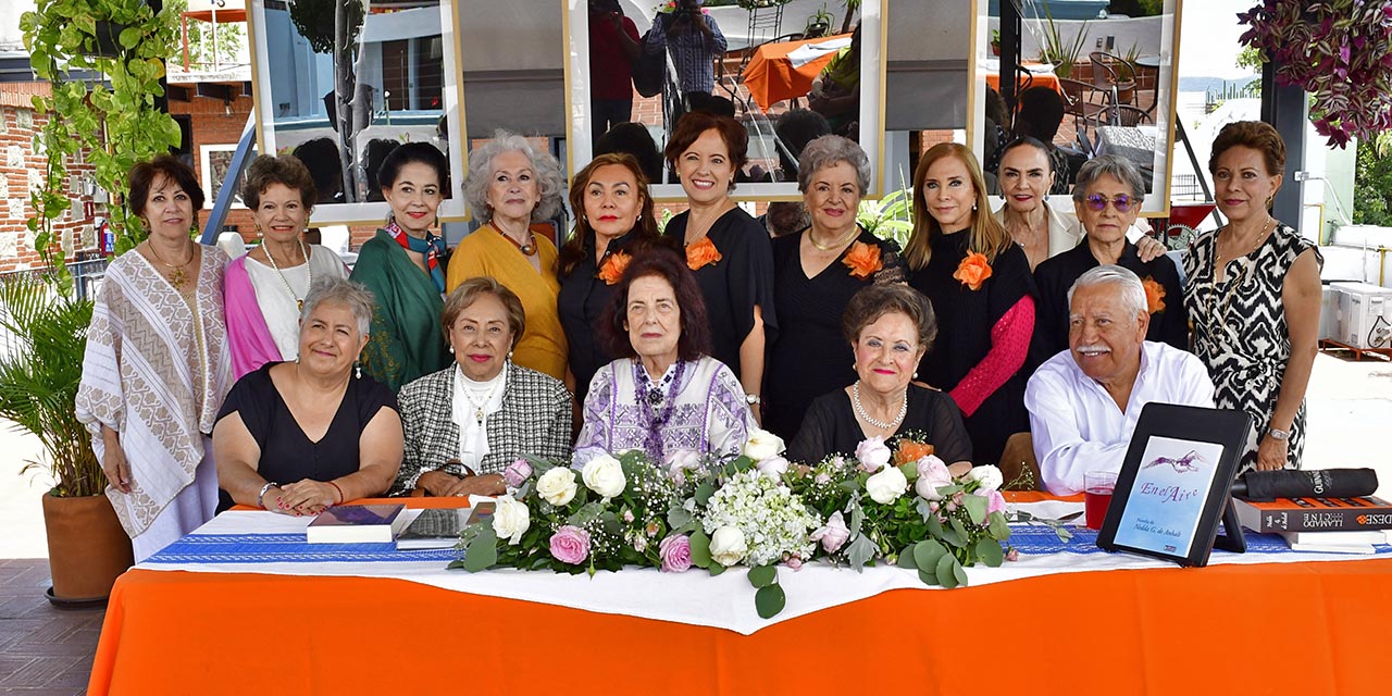 Foto: Rubén Morales / Socias de Mujeres Navegando en el Tiempo se reunieron con la escritora Nedda G. De Anhalt.