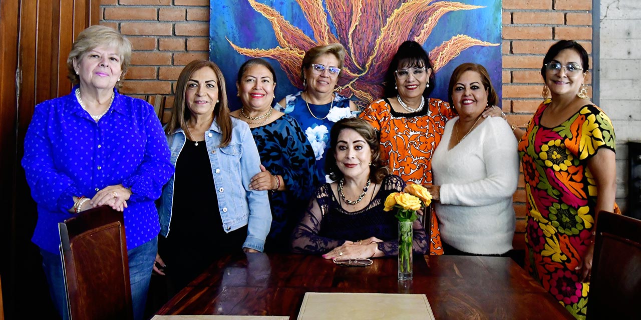 Fotos: Rubén Morales / Sus amigas le obsequiaron flores y detalles al tiempo que la abrazaban y le deseaban lo mejor.