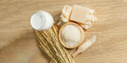 Las vitaminas, minerales y antioxidantes del jabón de arroz permiten nutrir y clarificar el cutis en cada limpieza facial.