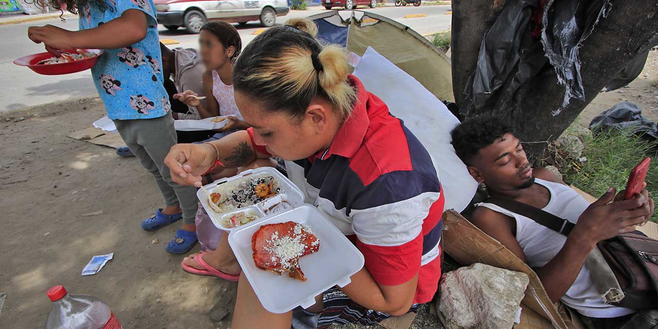Foto: Luis Cruz / Un grupo de venezolanos toman sus alimentos en uno de los camellones del periférico.