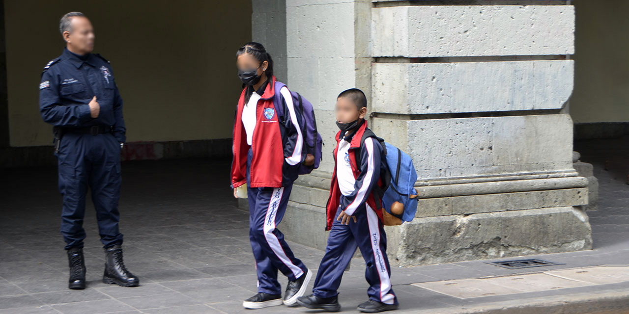 Foto: Archivo El Imparcial / Dos alumnos caminando frente a Palacio de Gobierno.