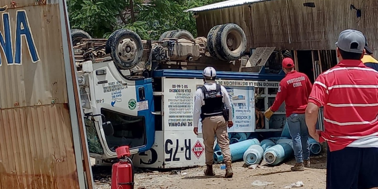 Cae camión de gas en una casa | El Imparcial de Oaxaca