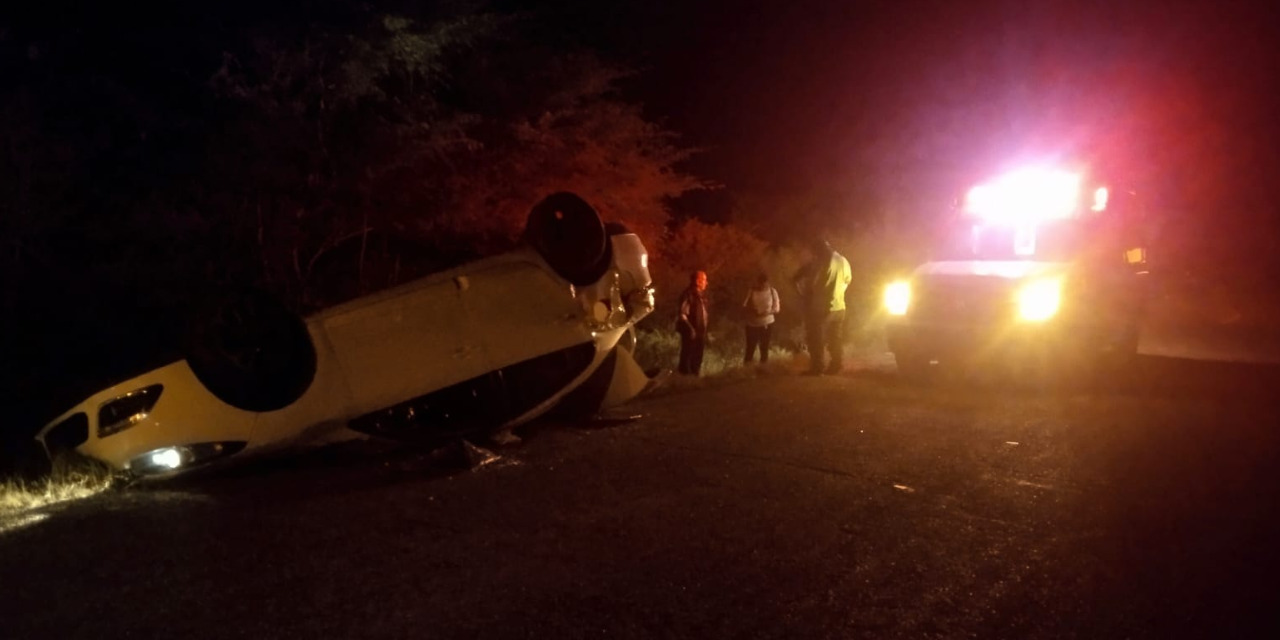 Violenta colisión en Tehuantepec; un auto volcó | El Imparcial de Oaxaca