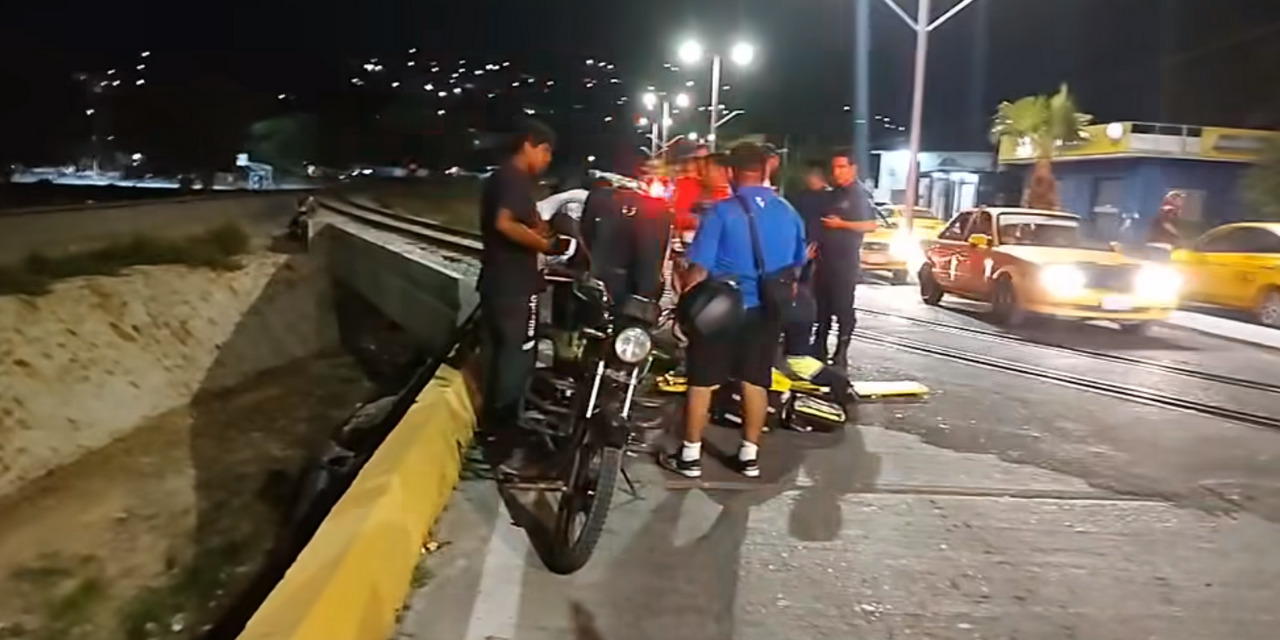 Pierde el control de la moto y derrapa en Salina Cruz | El Imparcial de Oaxaca