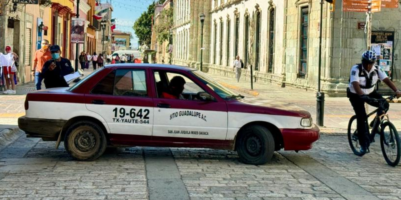 Taxista mixe se estaciona a mitad del Andador Turístico | El Imparcial de Oaxaca