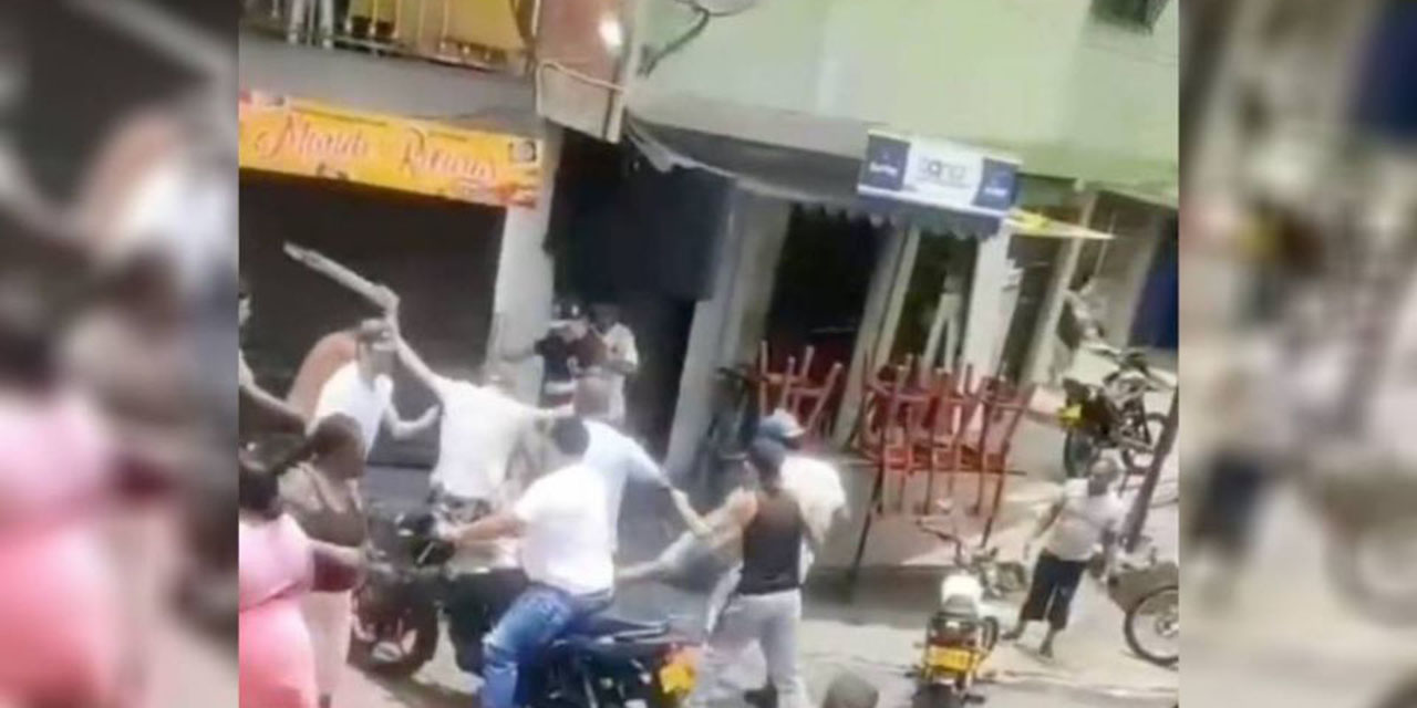 ¡Lo agarran como piñata! Ladrón es golpeado brutalmente por gente