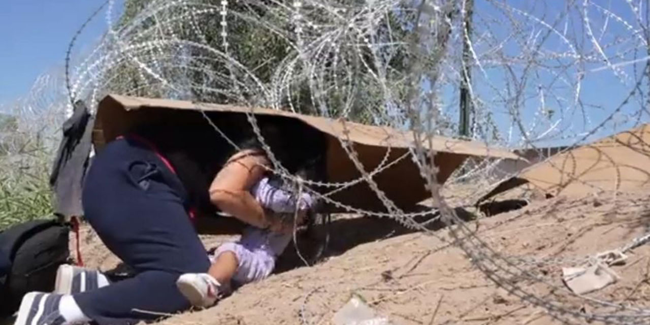 VIDEO: Captan a mujer cruzando alambre de púas con su bebé en brazods para ingresar a EE.UU. | El Imparcial de Oaxaca