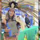 Joven indígena se gradúa de ingeniero con vestimenta prehispánica