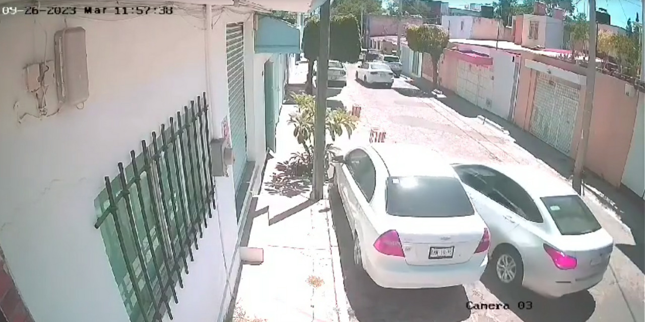 (VIDEO) Captan momento en que impactan a auto estacionado | El Imparcial de Oaxaca