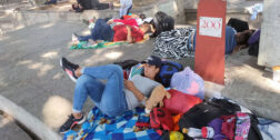 Foto: Adrián Gaytán / Migrantes venezolanos descansan en el Jardín Morelos, a su paso por Oaxaca.