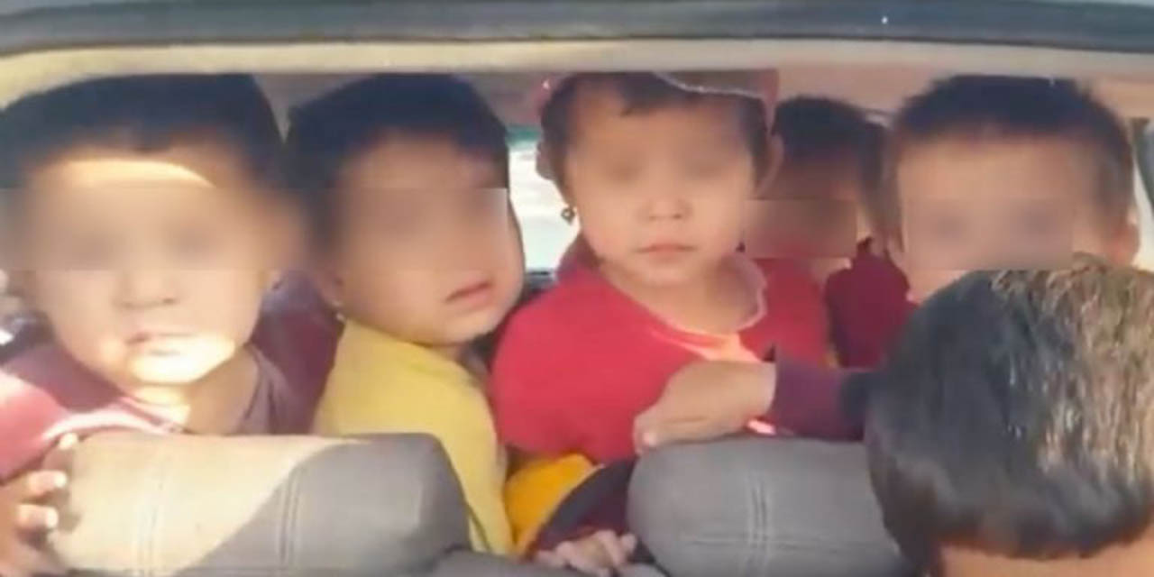 VIDEO: Maestra transporta a 25 niños dentro de un auto compacto | El Imparcial de Oaxaca