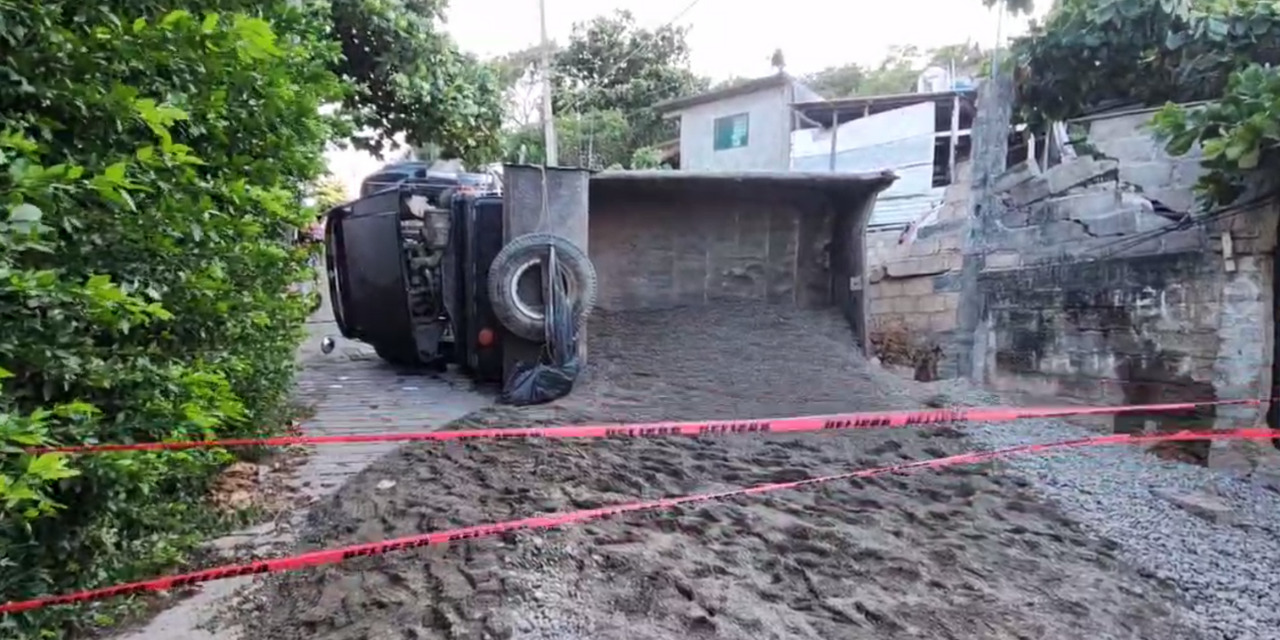 Vuelca volteo cargado con arena en Salina Cruz | El Imparcial de Oaxaca