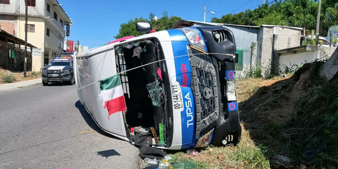 Camioneta de pasajeros vuelca en Pinotepa | El Imparcial de Oaxaca