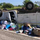 Camioneta vuelca fuera la carretera en Pinotepa Nacional