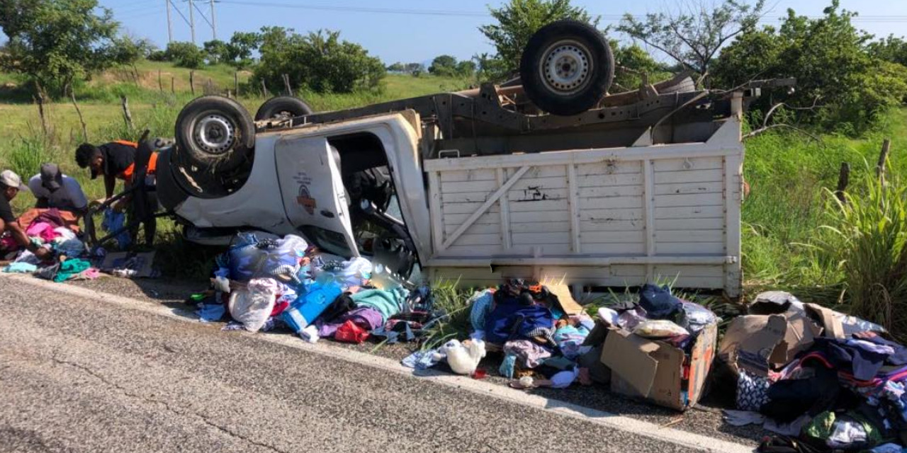 Camioneta vuelca fuera la carretera en Pinotepa Nacional | El Imparcial de Oaxaca
