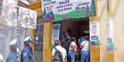 Foto: Luis Alberto Cruz // Al carecer de documentación legal para su funcionamiento, clausuran establecimientos de ventas de boletos de viaje para migrantes.