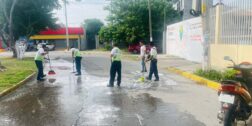 Algunos trabajadores se pusieron a lavar la calle, sin embargo, los padres de familia dijeron que no era suficiente.