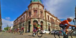 Fotos: Leobardo García Reyes // Alistan la carrera de ciclismo en el Centro Histórico.