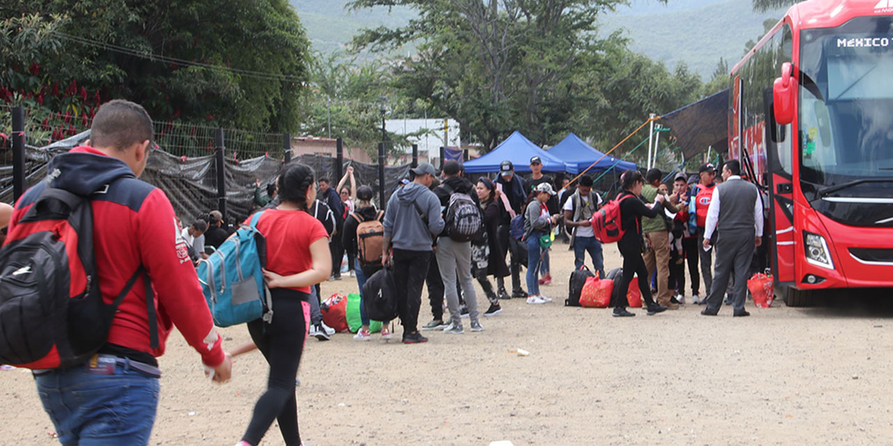 Foto: Adrián Gaytán // Cientos de migrantes salen diariamente del Centro de Movilidad de San Sebastián Tutla hacia la Ciudad de México.