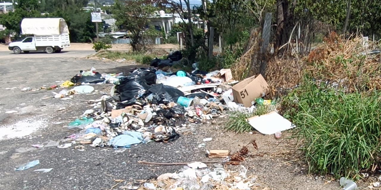 Foto: Andrés Carrera Pineda // Convierten en tiradero de basura la carretera a Monte Albán.