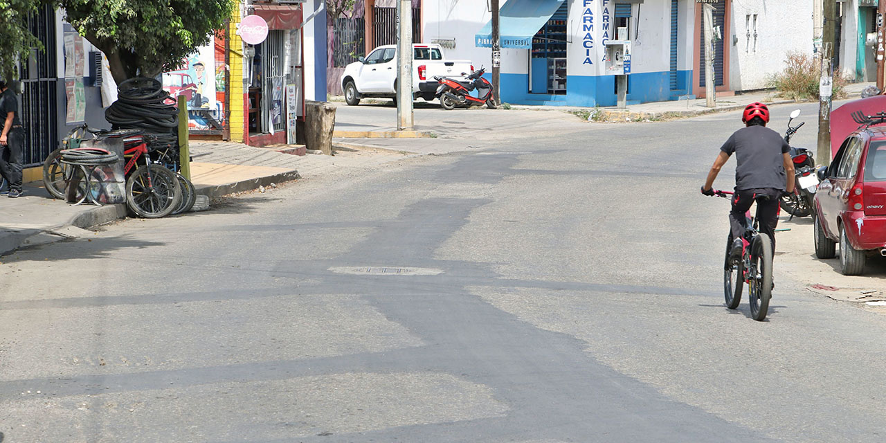 Fotos: Adrián Gaytán // Literalmente, solo tiraron una capa de chapopote para maquillar la calles.