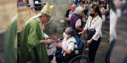 Foto: Adrián Gaytán // El Arzobispo Pedro Vázquez Villalobos bendiciendo a las y los fieles católicos durante su homilía dominical en la Catedral de Oaxaca.