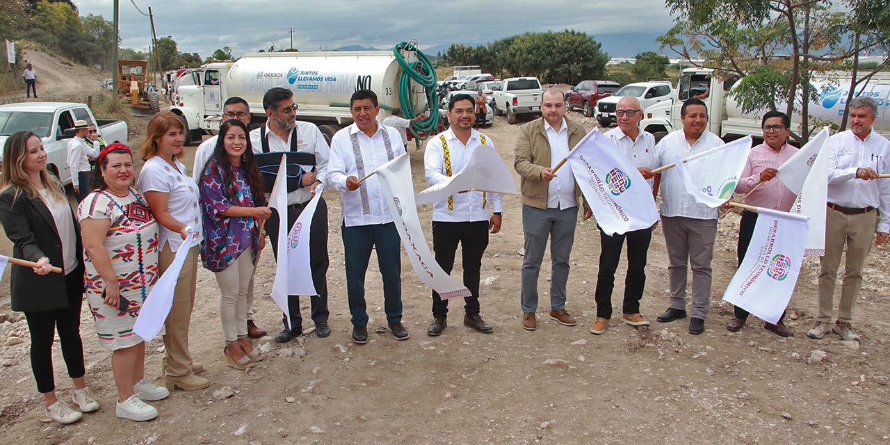Foto: Adrián Gaytán // El gobernador Salomón Jara Cruz, encabezó el banderazo de arranque del programa “Juntos Llevamos Vida”.