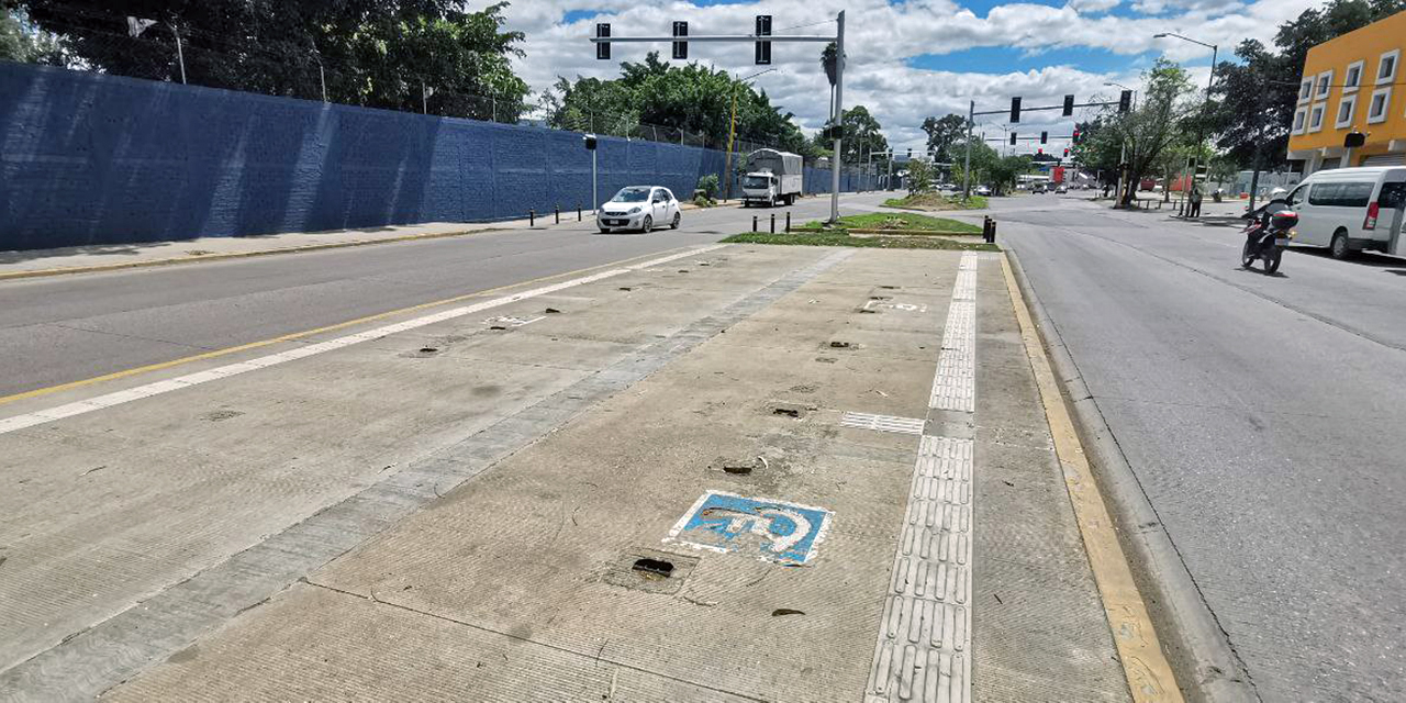 Foto: Adrián Gaytán // En Periférico, ya desaparecieron algunas paradas del Citybus.