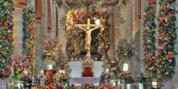 Foto: Adrián Gaytán // El altar pletórico de colores y flores por veneración al Señor del Rayo.