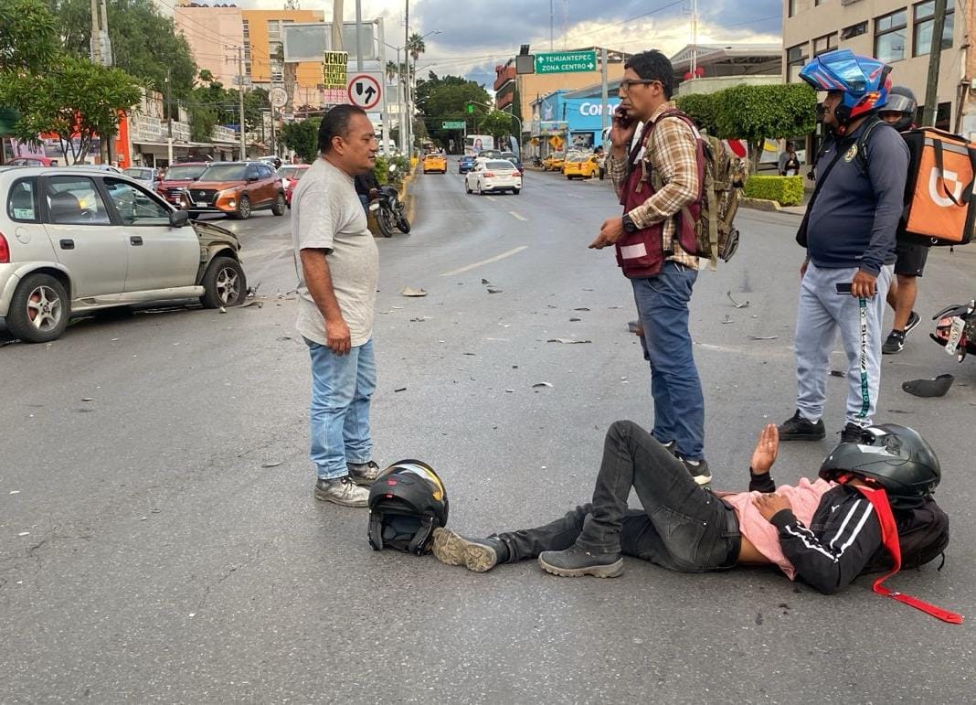 Motociclista choca contra un automóvil