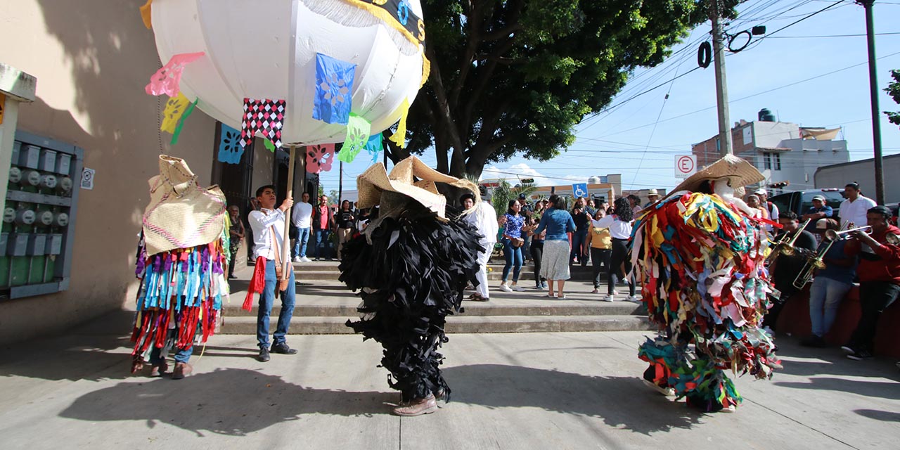 Foto: Adrián Gaytán // El mercado de la Merced ofreció ayer una Guelaguetza a visitantes.