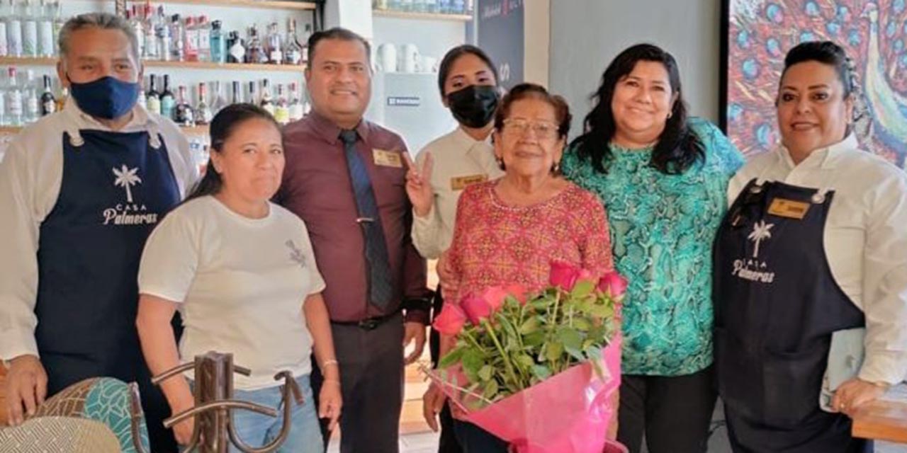 Fotos: Rubén Morales // El personal del restaurante se unió a la celebración para entonar las tradicionales Mañanitas.