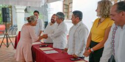 Foto: Municipio de Oaxaca de Juárez // El presidente municipal, Francisco Martínez Neri, entrega testamentos a quienes aprovecharon el programa “Amor con gratuidad”.