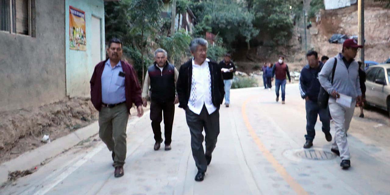 Foto: Municipio de Oaxaca de Juárez // El presidente municipal, Francisco Martínez Neri, recorrió el avance de un camino artesanal en Santa Rosa Panzacola.