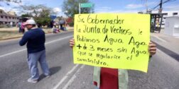 Foto: Luis Cruz / En demanda de agua, vecinos bloquearon el crucero de Viguera.
