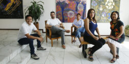 Everest Isaac, Martin Dimitrova, Guillermina Mendoza, Ana Laura Agustín y Rocío Figueroa durante la entrevista en la galería ubicada en San Felipe.