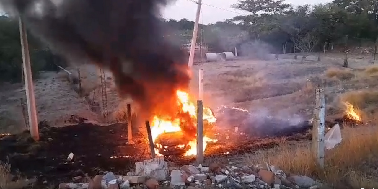 Auto sale de la carretera, vuelca, se incendia y calcina | El Imparcial de Oaxaca